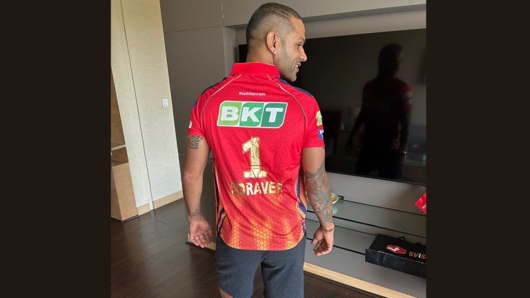 Shikhar Dhawan Posed with Son's Jersey: দেখুন, ছেলে জোরাভারের জার্সি গায়ে দাঁড়িয়ে আবেগঘন বার্তা শিখরের