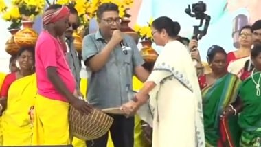 Mamata Banerjee: জনসভাতে গিয়ে নৃত্যশিল্পীদের সঙ্গে নাচলেন মুখ্যমন্ত্রী মমতা বন্দ্যোপাধ্যায়, দেখুন ভিডিও