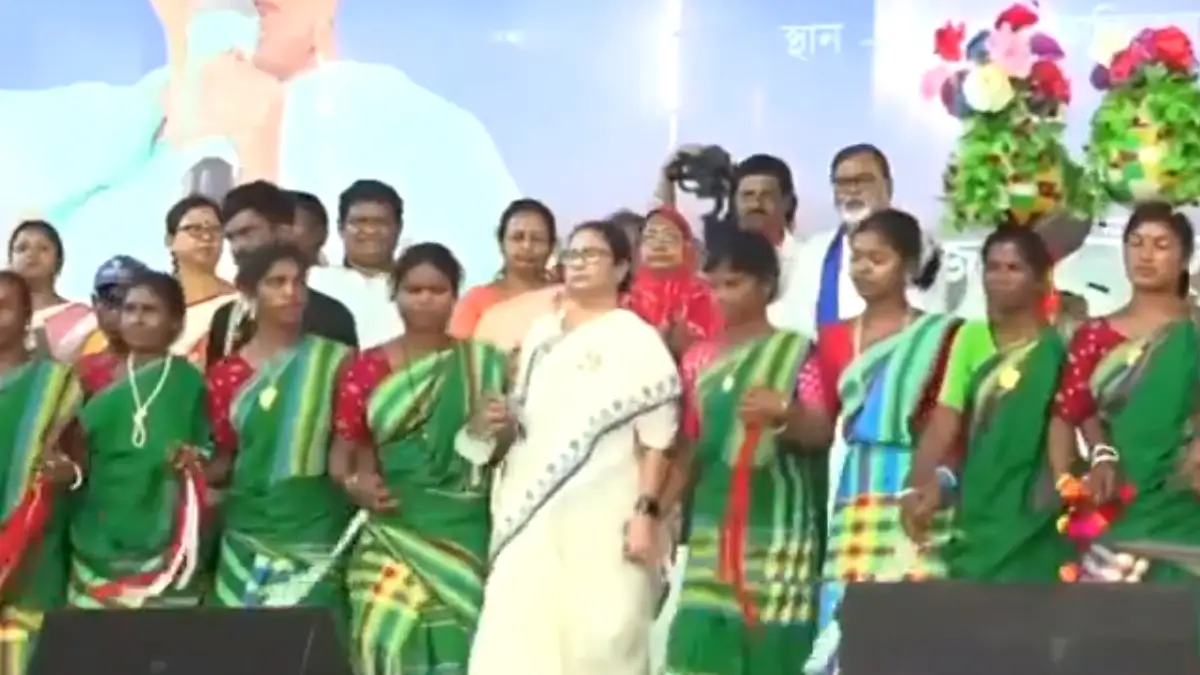 Mamata Banerjee: প্রথম পর্বের ভোটের পর মালদায় মমতার প্রচার, পা মেলালেন আদিবাসী নৃত্যে, দেখুন ভিডিয়ো