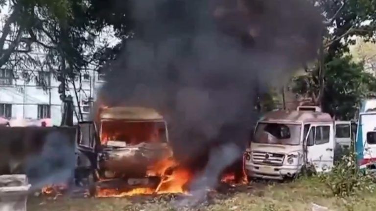 Bihar: হাসপাতাল চত্বরে দাউদাউ করে জ্বলছে অ্যাম্বুলেন্স, দেখুন বিহারের ভিডিয়ো