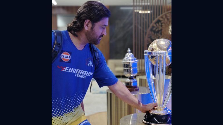 MS Dhoni with WC Trophy: ফের বিশ্বকাপ ট্রফির সঙ্গে মাহি, ফিরিয়ে দিলেন পুরনো আবেগ