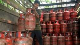 LPG Cylinder Price Hike: পেট্রোল, ডিজ়েলের পর এবার গ্যাস, সিলিন্ডার পিছু দাম বাড়ছে ৫০ টাকা, বাদ নয় উজ্জ্বলারাও