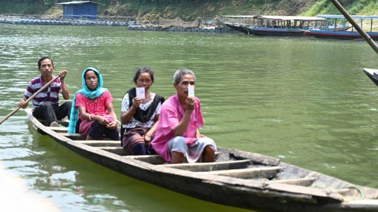 Tripura: জলপথ টপকে ভোটকেন্দ্র, তাতে কী?  নৌকায় করে ভোট দিতে গেলেন ভোটাররা (দেখুন ছবি)