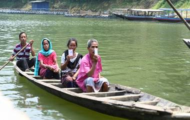 Tripura: জলপথ টপকে ভোটকেন্দ্র, তাতে কী?  নৌকায় করে ভোট দিতে গেলেন ভোটাররা (দেখুন ছবি)