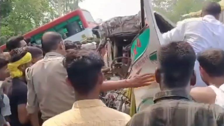 Lakhimpur Kheri: ওভারটেক করতে গিয়ে ভয়াবহ দুর্ঘটনা, দ্রুত গতির বাসের সঙ্গে গাড়ির ঢাকায় পথের বলি ১ শিশু সহ চার