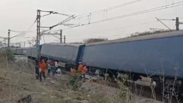 Goods Train Derails in Telangana: তেলঙ্গানায় লাইনচ্যুত মালগাড়ি, ঘটনাস্থলে উদ্ধারকারী দল