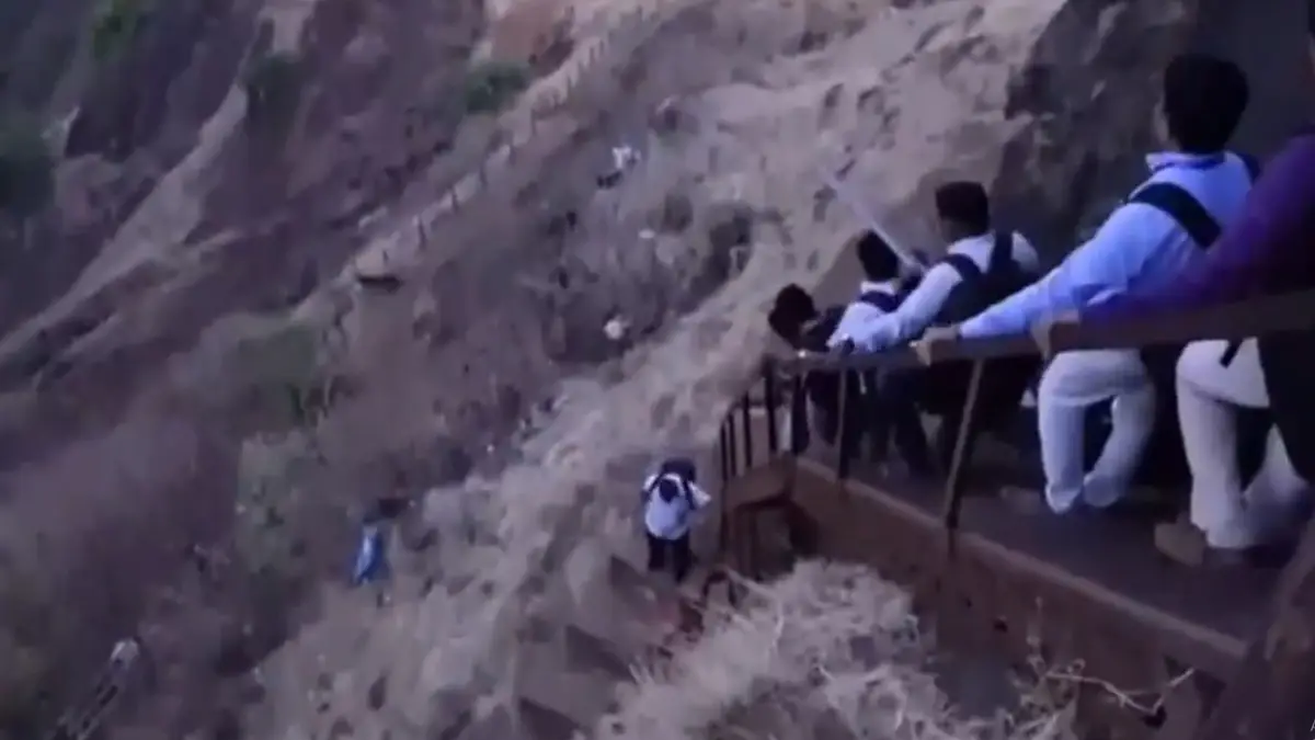 Maharashtra: মহারাষ্ট্রের উচ্চতম এলাকায় ভোটপ্রক্রিয়া! কেন্দ্র থেকে জীবনের ঝুঁকি নিয়ে নামল পোলিং অফিসাররা