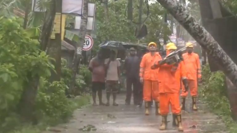 Cyclone Remal Upadte: গতি কমিয়ে ঘূর্ণিঝড় রেমাল নিম্নচাপে পরিণত হয়েছে, সুন্দরবন এলাকায় অব্যাহত ঝড়বৃষ্টি, চলছে NDRF-এর গাছ কাটার কাজ