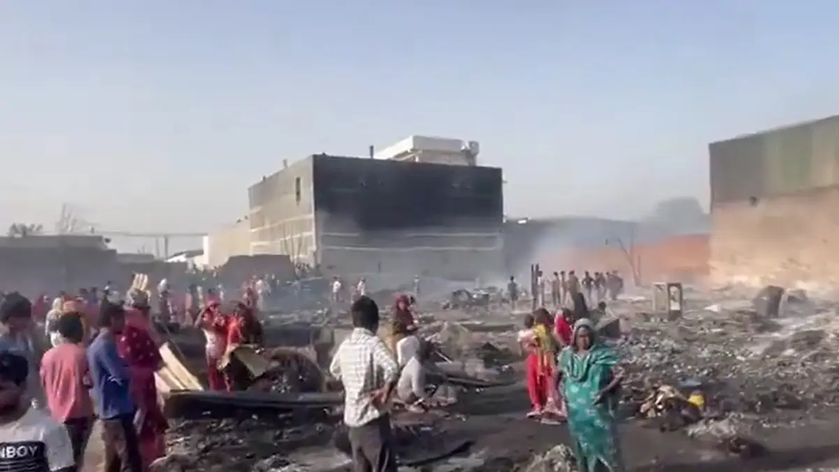 Delhi: শাহবাদ বস্তিতে ভয়াবহ আগুন, দমকলের ৯টি ইঞ্জিন পৌঁছেছে