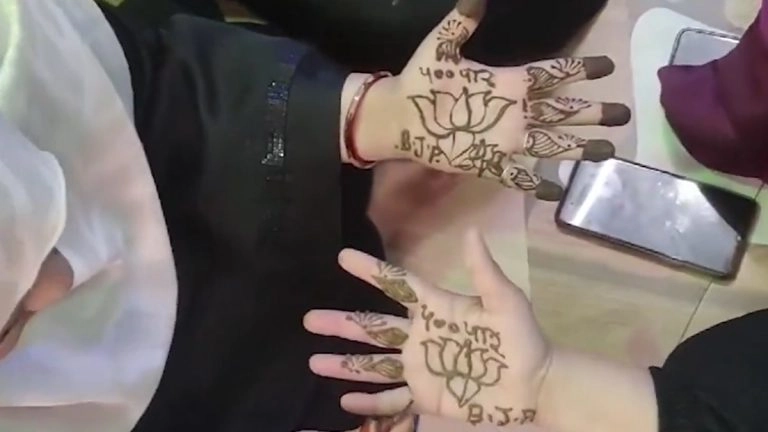 Lok Sabha Elections 2024: তৃতীয়বার প্রধানমন্ত্রী হোক মোদীই, নমোর জয়ের কামনায় হাতে পদ্মের মেহেন্দি মুসলিম মহিলাদের