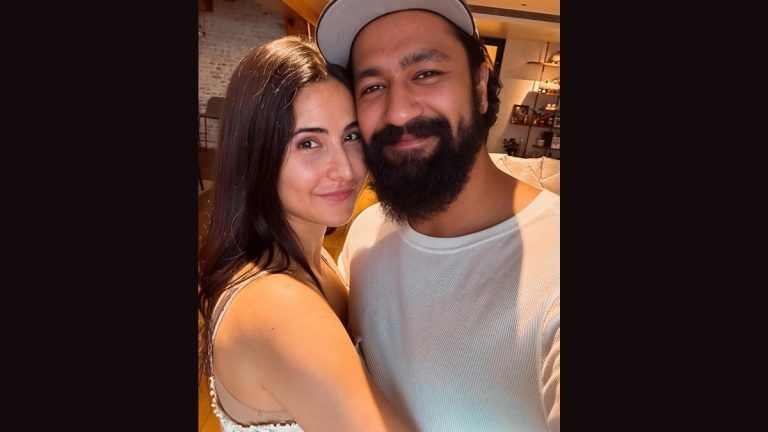 Is Katrina Kaif Pregnant? লন্ডনের রাস্তায় ক্যাটরিনা, ভিকি, অভিনেত্রীর পরনে 'ওভারসাইজ কোট' দেখে নয়া অতিথি আগমনের চিন্তায় মশগুল নেটিজেনরা