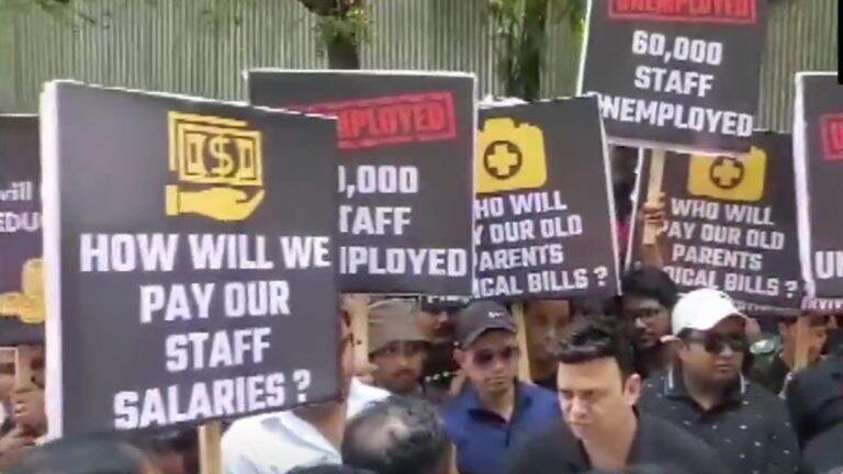 Pune Pub and Bar Employees Protest: প্রশাসনের বুলডোজারের বিরুদ্ধে পুনেতে পাব এবং বার কর্মীরা বিক্ষোভ সামিল (দেখুন ভিডিও)