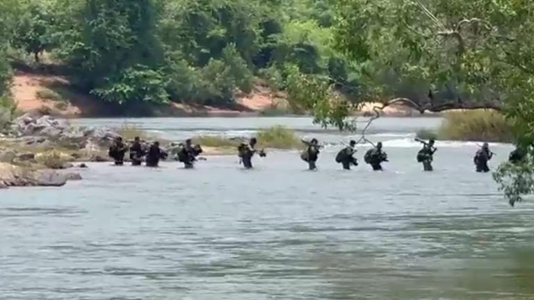 Chhattisgarh: মাওবাদীদের সঙ্গে অপারেশন শেষ, জল জঙ্গল পেরিয়ে সদর দফতরের পথ বাহিনী (দেখুন ভিডিও)