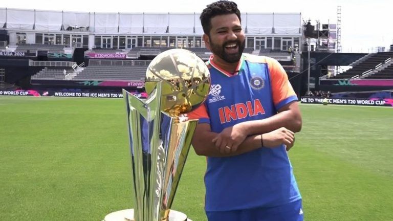 Rohit Poses with T20 WC Trophy: দেখুন, নিউইয়র্কে টি-২০ বিশ্বকাপ ট্রফির সঙ্গে রোহিত, কিন্তু সঙ্গে ওটা কিসের ট্রফি?