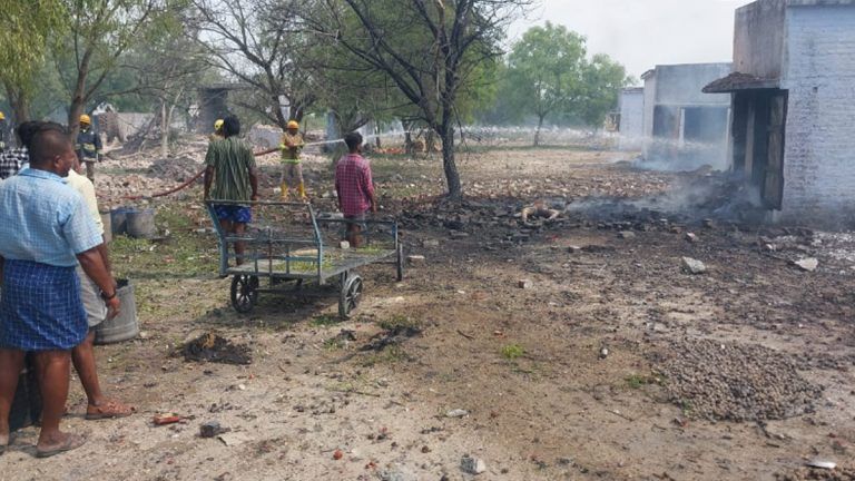 Tamil Nadu: তামিলনাড়ুর শিবকাশির আতশবাজি কারখানায় বিস্ফোরণ,মৃতের সংখ্যা বেড়ে ৮জন (দেখুন ভিডিও)