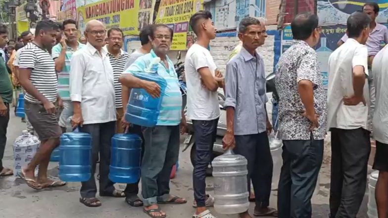Water Crisis In Siliguri: শিলিগুড়ি পুরসভার পানীয় জলে ছড়িয়েছে দূষণ, জল কিনতে রাস্তার ধারে ভিড় সাধারণ মানুষের