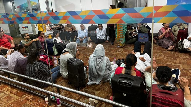 Flight Delayed: ২০ ঘণ্টা অপেক্ষার পর বাতিল বিমান, গরমে অসুস্থ হয়ে পড়লেন যাত্রীরা