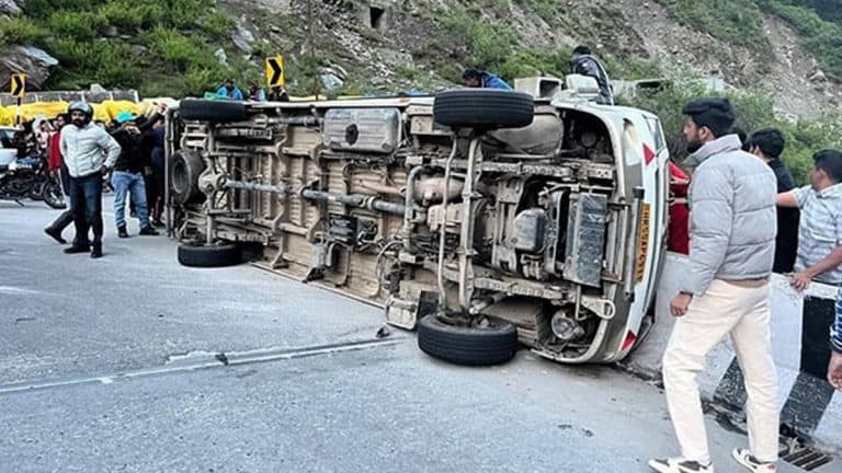 Himachal Car Accident: হিমাচলে পর্যটকদের গাড়ি উল্টে ১ জনের মৃত্যু, আহত ১৮