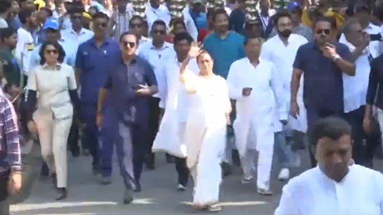 Mamata Banerjee Holds Roadshow: ষষ্ঠ দফার ভোট সামনে রেখে পূর্ব মেদিনীপুরে রোড শো করেছেন মমতা বন্দ্যোপাধ্যায়, দেখুন