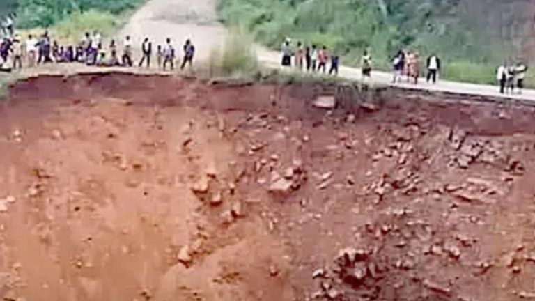 Landslide Strikes: গভীর ঘুমে আচ্ছন্ন সকলে, ভূমিধসে মাটির তলায় গোটা গ্রাম