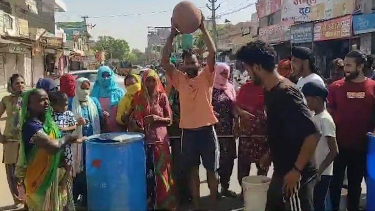 Rajasthan: রাজস্থানে জল সংকট, জলের পাত্র ভেঙে ফেলে ক্ষোভ প্রকাশ স্থানীয়দের