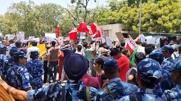 NEET Students Stage Protests: ‘নিট’ পরীক্ষায় দুর্নীতি! ন্যায়বিচারের দাবিতে রাস্তায় নামল পরীক্ষার্থীরা