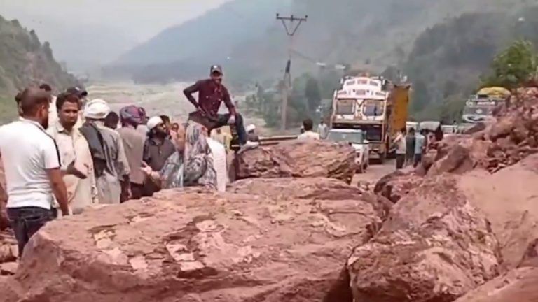 Landslides in Jammu: জম্মুর হাইওয়েতে ভূমিধস, অল্পের জন্য রক্ষা পেলেন বহু মানুষ, ধসের কারণে রাস্তায় তীব্র যানজট