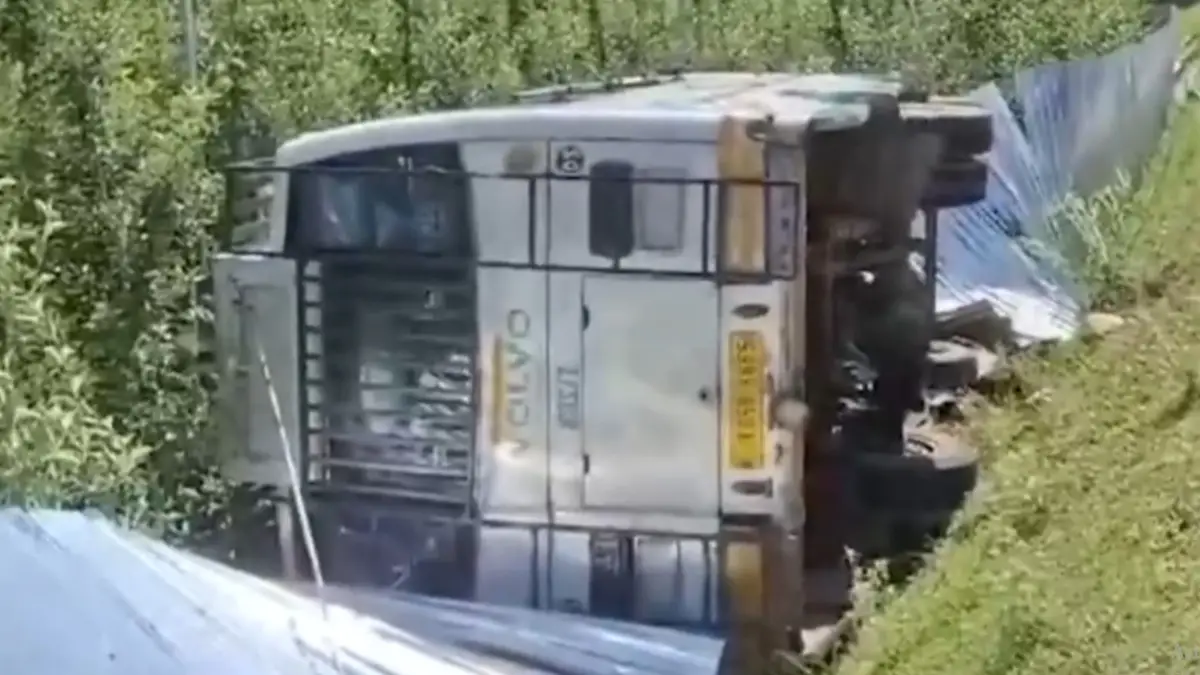 Jammu and Kashmir: যাত্রী বোঝাই বাস উল্টে দুর্ঘটনা, দেখুন ভিডিও&nbsp;