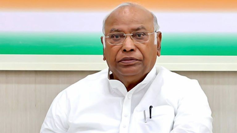 Mallikarjun Kharge: শেষ মুহুর্তের আমন্ত্রণ রক্ষা করবেন খাড়্গে, যাবেন মোদীর শপথ গ্রহণ অনুষ্ঠানে