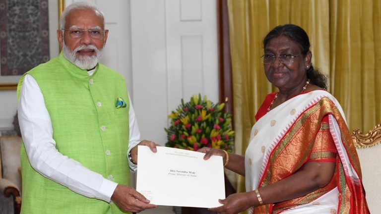 Narendra Modi: রাষ্ট্রপতি দ্রৌপদী মুর্মুর সঙ্গে সাক্ষাৎ করে ইস্তফাপত্র তুলে দিলেন নরেন্দ্র মোদী