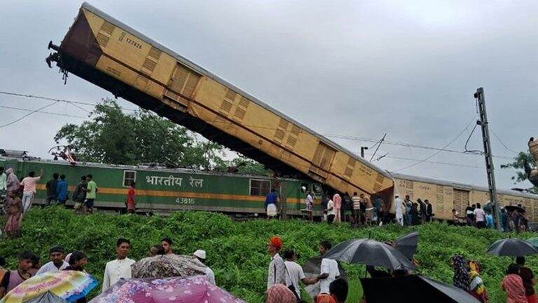 Sealdah-Kanchanjunga Express Accident: কাঞ্চনজঙ্ঘা এক্সপ্রেস দুর্ঘটনায় মৃত ও আহতদের ক্ষতিপূরণের অঙ্ক বাড়িয়ে দ্বিগুণ করলেন রেলমন্ত্রী অশ্বিনী বৈষ্ণব