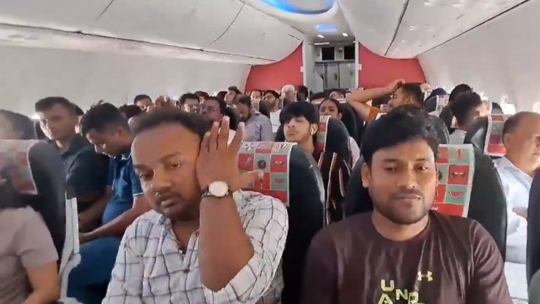 SpiceJet Flight: হাজার হাজার টাকা ব্যয় করে বিমানের টিকিট কেটেও ভোগান্তি, এসি ছাড়াই বসিয়ে রাখা হল যাত্রীদের