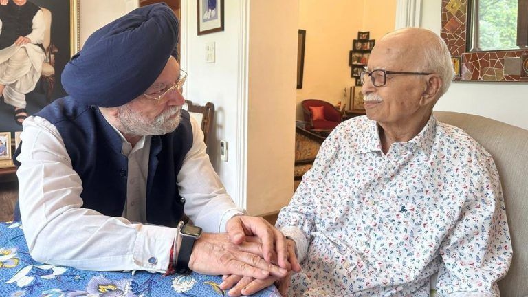 Hardeep Singh Puri meets Lal Krishna Advani: বর্ষীয়ান বিজেপি নেতা লালকৃষ্ণ আদবানীর সঙ্গে সৌজন্য সাক্ষাত কেন্দ্রীয় মন্ত্রী হরদীপ সিং পুরির