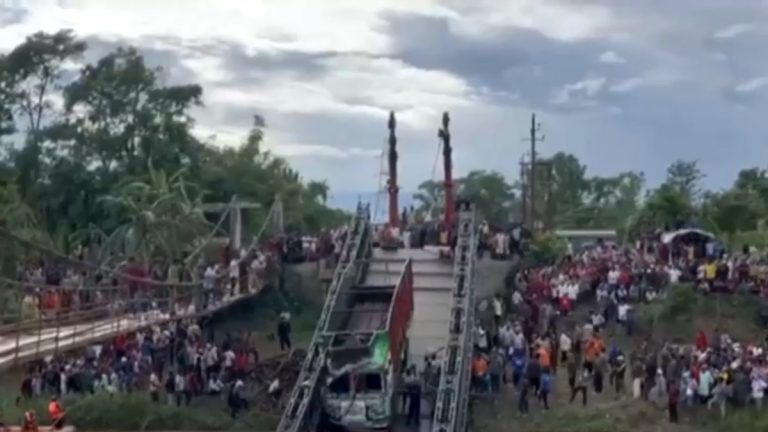 Imphal bridge collapsed: একনাগাড়ে বৃষ্টির কারণে ইম্ফলে ভাঙল সেতু! মৃত এক, আহত তিন