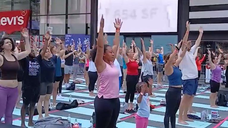 International Yoga Day: নিউ ইয়র্কের টাইম স্কোয়ারে অনুষ্ঠিত হল আন্তর্জাতিক যোগ দিবস, দেখুন ভিডিও