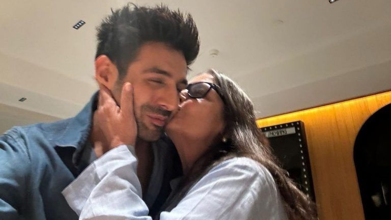 Shabana Azmi Kisses Kartik Aaryan: কার্তিককে জড়িয়ে ধরে গালে চুম্বন শাবানার, বককি ইদে এভাবেই ইদি পেলেন চন্দু চাম্পিয়ন