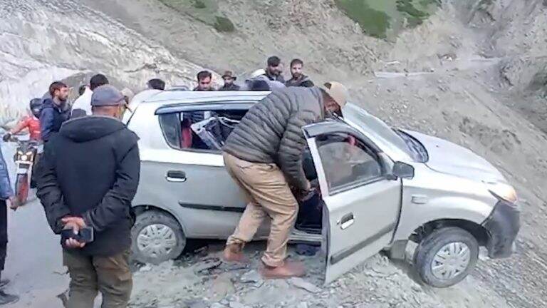 Jammu & Kashmir: জম্মু-কাশ্মীরে মর্মান্তিক গাড়ি দুর্ঘটনা! পাথরের সঙ্গে গাড়ির সংঘর্ষে মৃত ২, আহত ৩