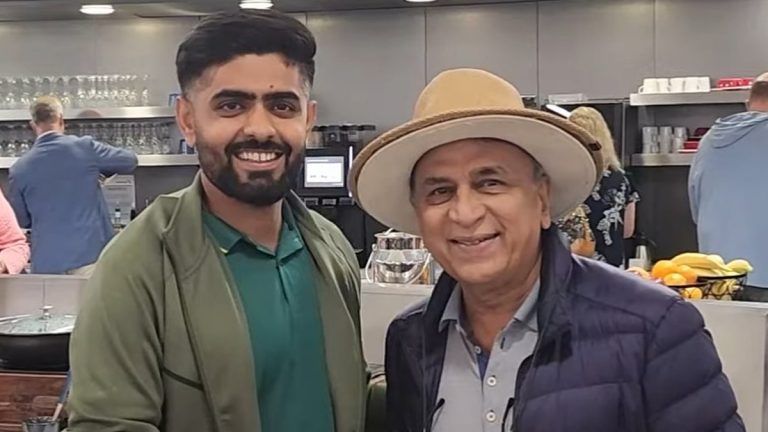 Babar Azam Meets Sunil Gavaskar: ডালাস যাওয়ার পথে বিমানবন্দরে সুনীল গাভাস্কারের সাথে দেখা বাবর আজমের