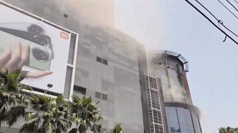 Fire Breaks Out Acropolis Mall: কলকাতার অ্যাক্রোপলিস মলে আগুন, ভয়াবহ কালো ধোঁয়ায় আতঙ্ক; বের করে আনা হচ্ছে মানুষকে দেখুন ভিডিয়ো