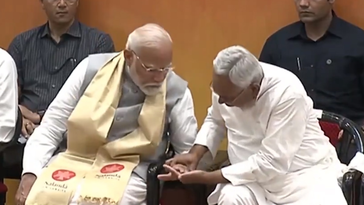 Bihar Exit Poll 2025: এক্সিট পোলে মোদী-নীতীশের বড় জয়ের ইঙ্গিত, বড় হারের কথা শুনে তেজস্বীর মুখে বেঁকা হাসি