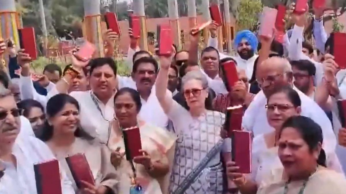 Parliament Session: লোকসভায় প্রথম অধিবেশন শুরুর আগে সংসদ চত্ত্বরে বিরোধীদের প্রতিবাদ, হাজির রাহুল-মহুয়ারা