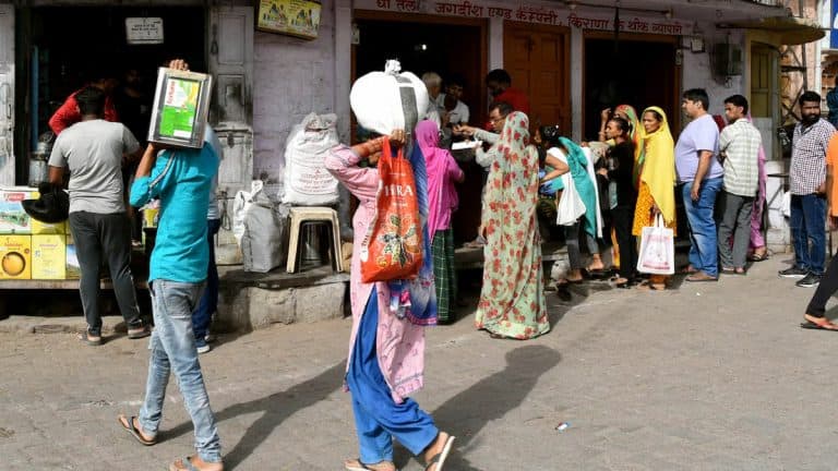 Jharkhand: চারমাস ধরে মিলছে না রেশন, অবশেষে মহিলা ডিলারের গলায় জুতোর মালা পরিয়ে প্যারেড করাল বিক্ষুব্ধ জনতা