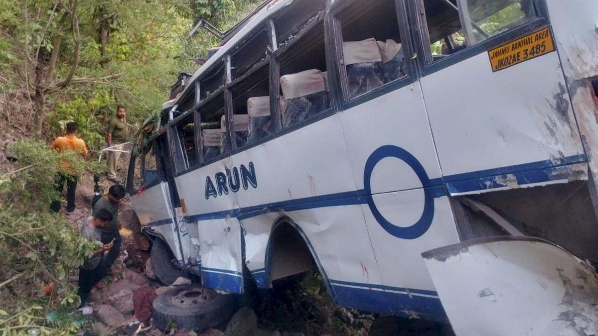 Reasi Terror Attack: তীর্থযাত্রীদের বাসে হামলা, রিয়াসিতে জঙ্গিরা গুলি চালিয়ে হত্যা করল ২ বছরের শিশুকেও