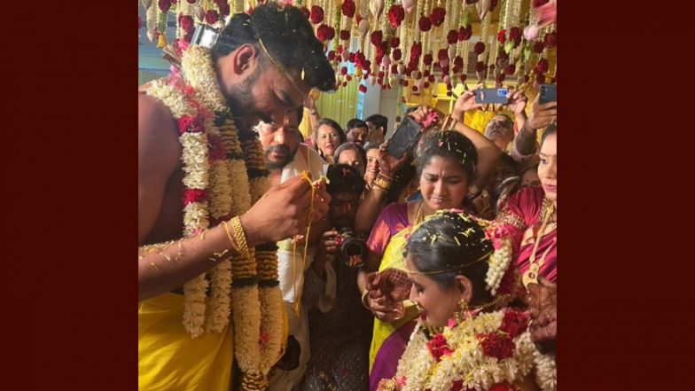Venkatesh Iyer Gets Married:  শ্রুতি রঘুনাথনকে বিয়ে করলেন কেকেআর তারকা ভেঙ্কটেশ আইয়ার, দেখুন ছবি