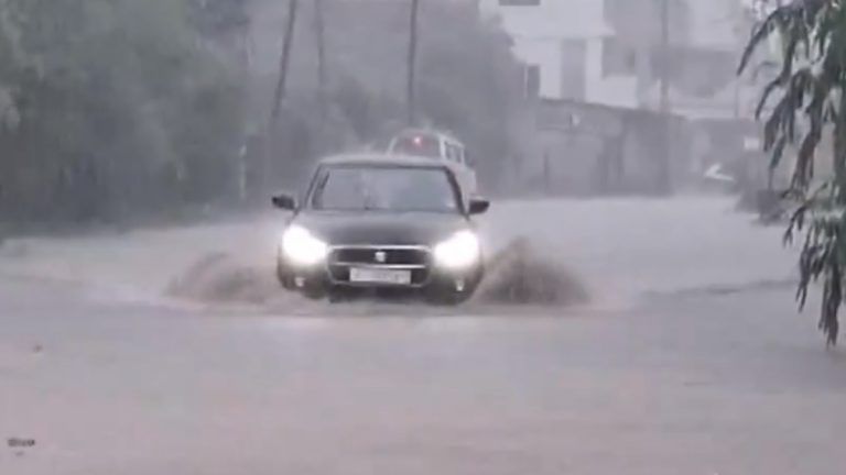 Rain In Gujarat: বৃষ্টিতে নাকাল গুজরাটবাসী, জলমগ্ন রাস্তা, জমা জলের স্রোতে ভাসছে গাড়ি, দেখুন ভিডিয়ো