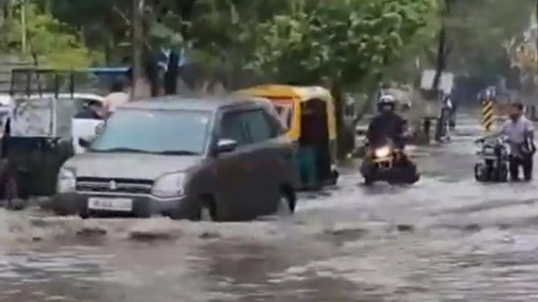 Waterlogging In Gurugram: বৃষ্টির জেরে ভোগান্তিতে গুরগাঁও-এর মানুষ, রাস্তায় এক হাঁটু জল, ব্যাহত যান চলাচল