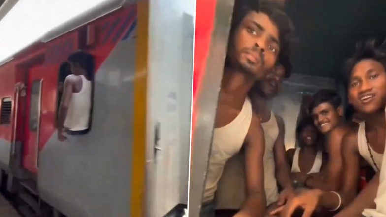 Viral Video: জায়গা না পেয়ে ট্রেনের শৌচালয়ের জানালায় ঝুলছেন যাত্রীরা, ভাইরাল ভিডিয়ো