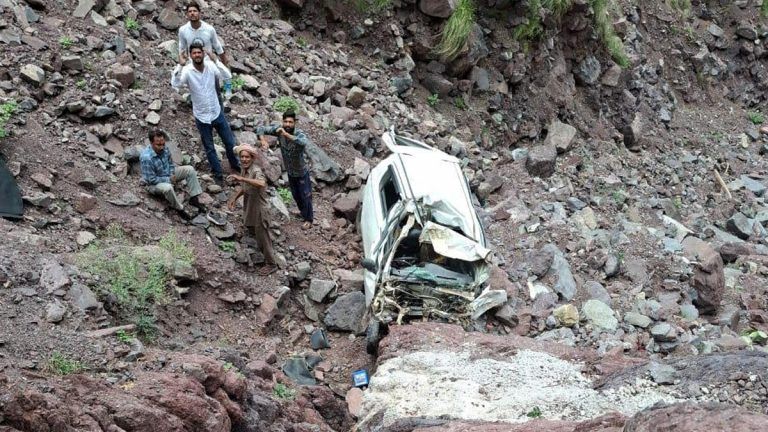 Accident: কাশ্মীরে ভয়াভহ দুর্ঘটনা, গভীর খাঁদে উল্টে গেল গাড়ি, মৃত ১, আহত ৩