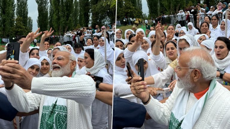 International Yoga Day: যোগ দিবসে 'কাশ্মীর কি কলি' দের সঙ্গে সেলফি তুললেন মোদী, দেখুন সেই ছবি