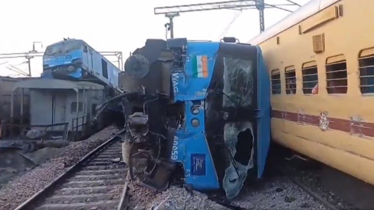 Train Accident: সাত সকালে ভয়াবহ দুর্ঘটনা, লোকাল ট্রেন ও মালগাড়ির সংঘর্ষ, দেখুন ভিডিয়ো